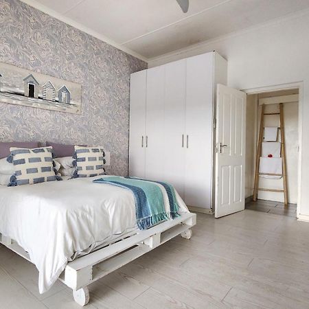Blue'S Guest House - East London Bonza Bay Bagian luar foto