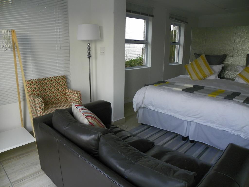 Blue'S Guest House - East London Bonza Bay Bagian luar foto