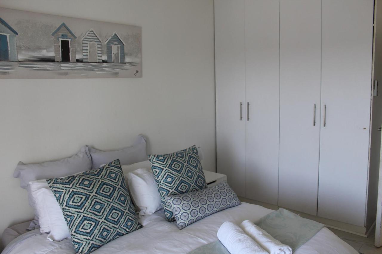 Blue'S Guest House - East London Bonza Bay Bagian luar foto